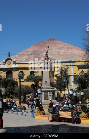 Plaza 10 de Noviembre zentraler Platz, Rathaus / Alcaldia Gebäude und Cerro Rico Berg, Potosi, Bolivien Stockfoto