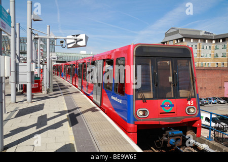 Docklands Light Railway Zug ziehen in die Plattform an der Pappel DLR Station, Isle of Dogs, London, UK. Stockfoto