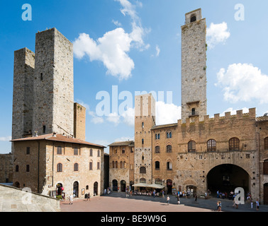 Die Torri Salvucci, Palazzo del Podestà und Torre Grossa, Piazza del Duomo, San Gimignano, Toskana, Italien Stockfoto