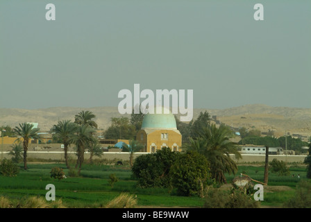 Moschee in einem Dorf an den sandigen Ufern des Nils in Ägypten Stockfoto