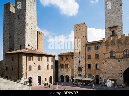 Die Torri Salvucci und Palazzo del Podestà, Piazza del Duomo, San Gimignano, Toskana, Italien Stockfoto