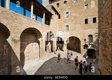 Der Hof im Palazzo del Popolo (oder Palazzo Comunale), San Gimignano, Toskana, Italien Stockfoto