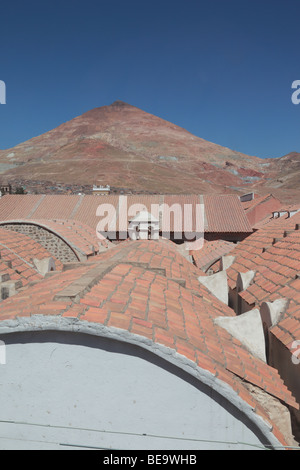 Blick über Dach des Casa De La Moneda / Royal Mint zum Cerro Rico, Potosi, Bolivien Stockfoto