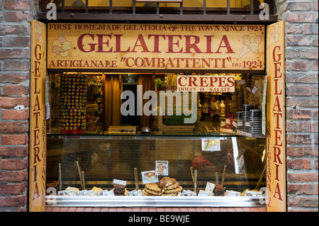 Gelateria und Snack Shop in der Altstadt, San Gimignano, Toskana, Italien Stockfoto