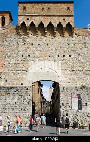 Porta San Giovanni, das Haupttor in der alten Stadt, San Gimignano, Toskana, Italien Stockfoto