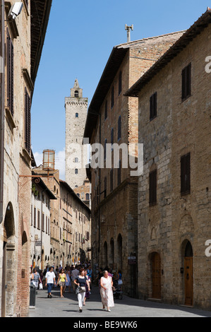 Via San Giovanni mit Blick auf den Torre Grossa, San Gimignano, Toskana, Italien Stockfoto