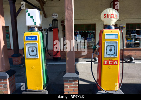 Alte Zapfsäulen vor Autofahren Museum in Colyford, Devon Stockfoto