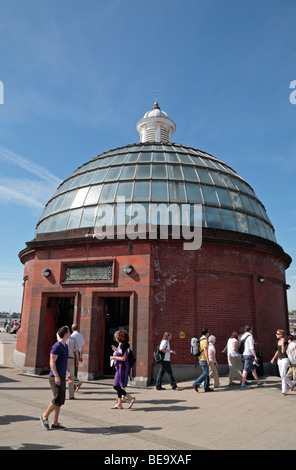 Verglaste Kuppel über dem Eingang zu den Greenwich foot Tunnel unter der Themse bei Stockfoto