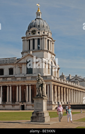 Blick vom Grand Square in Richtung St. Peter & St. Paul Kapelle, Queen Mary Gericht Old Royal Naval College in Greenwich, London, UK. Stockfoto