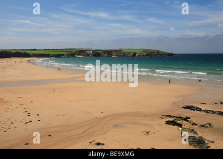 Glorreichen Ende Sommer/Anfang Herbsttag Harlyn Bay, Surfer/Strandbesucher in die Ferne, Cornwall, England, UK Stockfoto