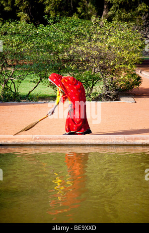 Muslimische Frau fegt am Grab Humayuns in Delhi Indien Stockfoto