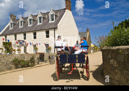 dh SARK DORF SARK INSEL Touristen besichtigen Pferdekutschenkanal Inseln Pferdewagen Transportwagen Stockfoto