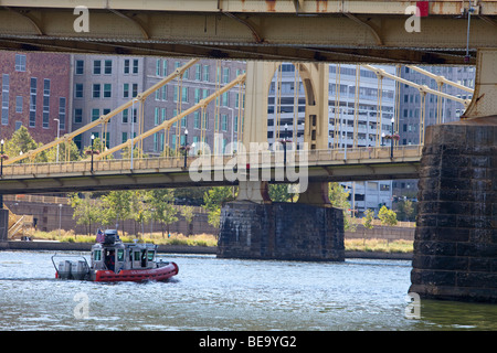 Pittsburgh, Pennsylvania - A Küstenwache Schiff unterquert Allegheny River Brücken nahe der Innenstadt von Pittsburgh. Stockfoto