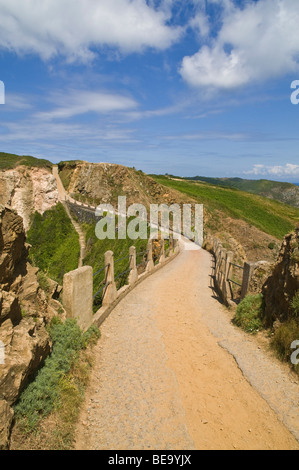 dh LA Coupée SARK ISLAND La Coupée Causeway Road Visitor Isthmus Channel Islands Stockfoto