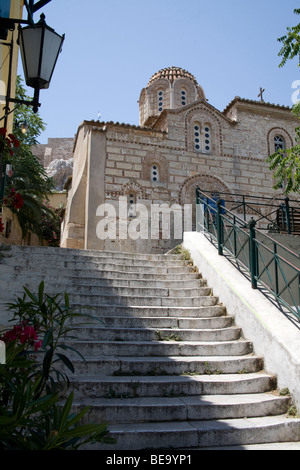 Stufen hinauf zu der alten byzantinischen Kirche des Agios Nikolaos Ragavas, Plaka Athen Griechenland Stockfoto