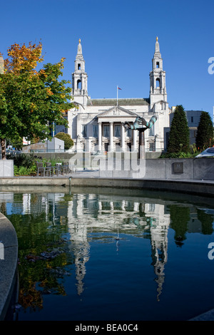 Leeds Civic Hall spiegelt sich in das Wasserspiel in der Nelson-Mandela-Garten, Leeds, West Yorkshire UK Stockfoto