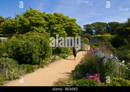 Dh Seigneurie Gärten LA SEIGNEURIE SARK INSEL Frau touristische im Blumengarten Channel Islands Stockfoto