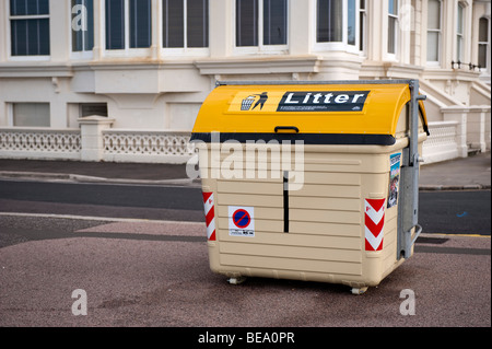 Großer kommerzieller Mülltonne an der Promenade von Hove Stockfoto