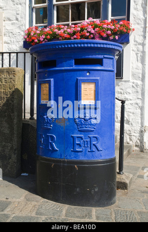 dh ST PETER PORT GUERNSEY Guernsey blau Postamt Doppel Säule Box pillarbox Stockfoto