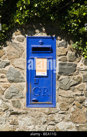 dh ST PETER PORT GUERNSEY Guernsey blaue Wand GR Postkasten Postkasten Briefkasten Brief Kanal Insel Stockfoto