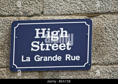 dh-ST PETER PORT GUERNSEY Hauptstraße La Grande Rue zweisprachig Englisch und Französisch Sprache Zeichen Stockfoto