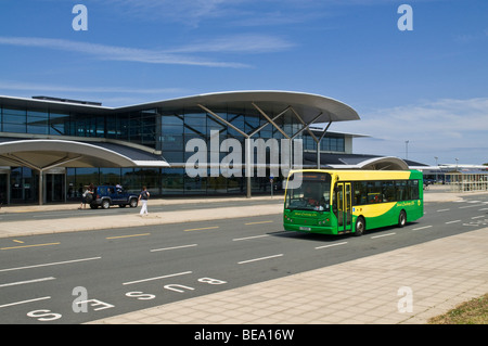 Dh Flughafen Guernsey Airport terminal Building und Insel Guernsey Coachway Ltd local bus reisen Stockfoto