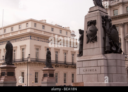 Atheneaum, gesehen von der Krim War Memorial in Waterloo place Stockfoto