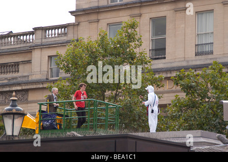 Antony Gormley ein & andere lebende Kunstwerke auf der 4. Sockel, Trafalgar Square. Eman verlässt den Sockel und David Absalom Verknüpfungen Stockfoto