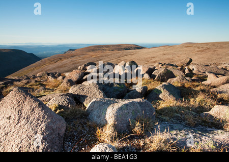 Aussicht vom Gipfel des Ben Macdui Blick nach Norden in Richtung Cairn man und Lairig Ghru, Cairngorm Mountains, schottischen Highlands, Uk Stockfoto