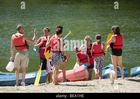 Eine Familie fertig, Kanus auf dem Fluss Lot zu paddeln, tragen Rettungsgürtel mit Sicherheit im Verstand Aquitaine Frankreich Stockfoto