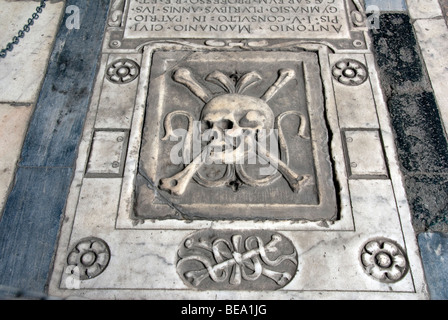 Totenkopf Marmor Grab Abdeckung in Campo Santo Monumentale ("monumentale Friedhof"), Pisa Stockfoto