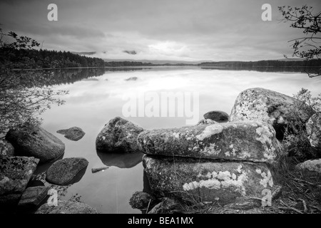 Ufer von Loch Garten mit Blick auf den Cairngorm Mountains, schottischen Highlands, Uk Stockfoto