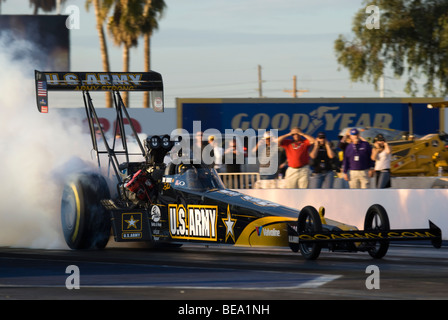 Tony Schumacher brennt seine Reifen an die Linie bei der NHRA nationale Zeitfahren 2008 Stockfoto