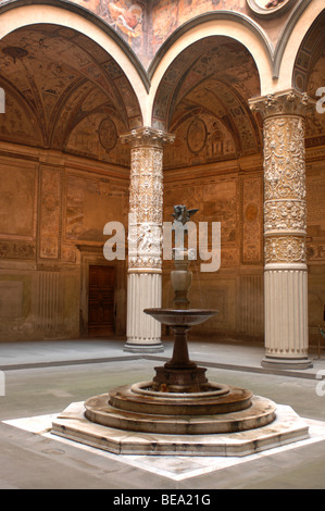 Innenhof mit Putto mit Delphin von Verrocchio im Palazzo Vecchio, Florenz, Toskana, Italien. Stockfoto