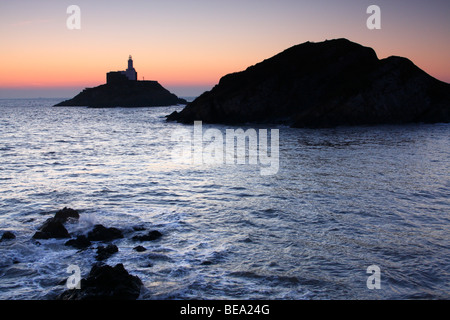 Sonnenaufgang über Leuchtturm am Mumbles Head, Gower-Halbinsel in der Nähe von Swansea, West Glamorgan, Südwales, U.K Stockfoto