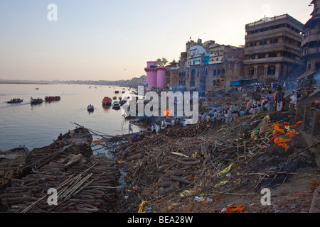 Brennen von Ghat in Varanasi, Indien Stockfoto