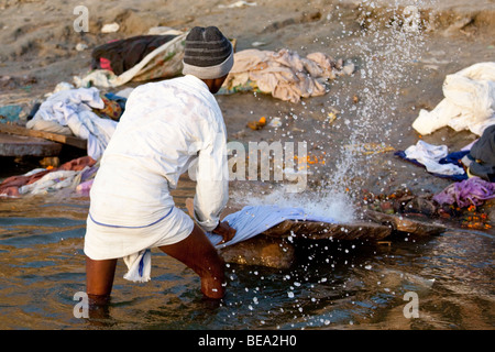 Dhobi Wäsche waschen im Fluss Ganges in Varanasi, Indien Stockfoto