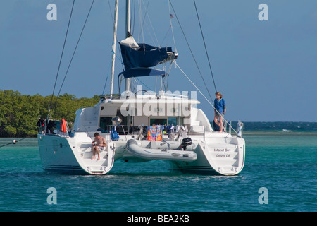 Lagoon Katamaran festgemacht ISLAND GIRL in Bahia de Almodovar, Isla de Culebra, PR Stockfoto