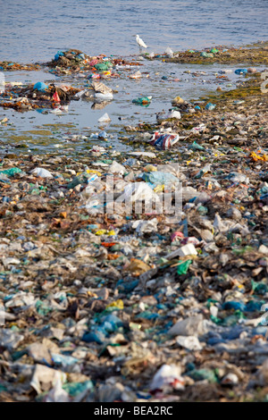 Verschmutzung am Flussufer entlang des Flusses Ganges in Varanasi, Indien Stockfoto