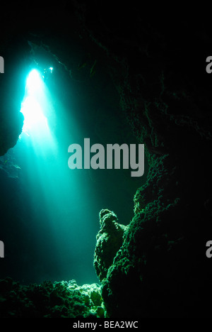 Strahlen Licht Stream in einer Unterwasserhöhle im Roten Meer Stockfoto