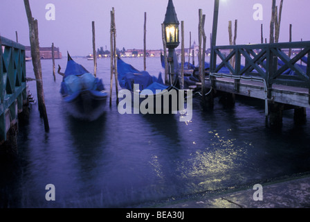 Zeitaufwand der Gondeln gefesselt am Abend am Piazza San Marco, Venedig, Veneto, Italien Stockfoto