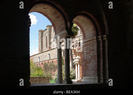 Die Abtei von San Galgano gesehen durch die steinerne Mittelsäule Fenster der Kapitelsaal, Tuscany Stockfoto