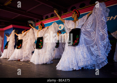 Ballet Folklorico Resurrecion führt die traditionelle mexikanische Volkstänze im Los Angeles County Fair (2009) Pomona Fairplex Pomona, Kalifornien, Vereinigte Staaten von Amerika Stockfoto