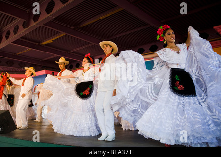 Ballet Folklorico Resurrecion führt die traditionelle mexikanische Volkstänze im Los Angeles County Fair (2009) Pomona Fairplex Pomona, Kalifornien, Vereinigte Staaten von Amerika Stockfoto