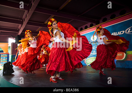 Ballet Folklorico Resurrecion führt die traditionelle mexikanische Volkstänze im Los Angeles County Fair (2009) Pomona Fairplex Pomona, Kalifornien, Vereinigte Staaten von Amerika Stockfoto