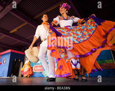 Ballett Folklorico Resurrecion führt traditionelle mexikanische Volkstänze im Los Angeles County Fair (2009) Stockfoto