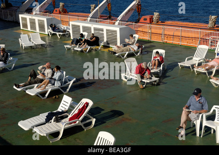 Passagiere entspannen, Sonnenbaden an Deck der P & O Fähre "Pride of Bilbao" auf Portsmouth nach Spanien Reise Stockfoto