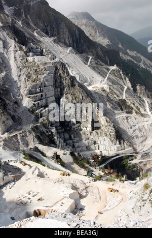 Die kurvenreichen weißen Straßen der LKW im Steinbruch des Michelangelo in den Bergen von Carrara Marmor Gewinnung. Stockfoto