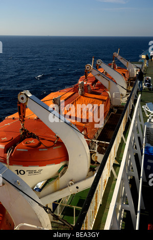 Rettungsboote auf Davits entlang Deck P & O Fähre "Pride of Bilbao" Golf von Biskaya Stockfoto