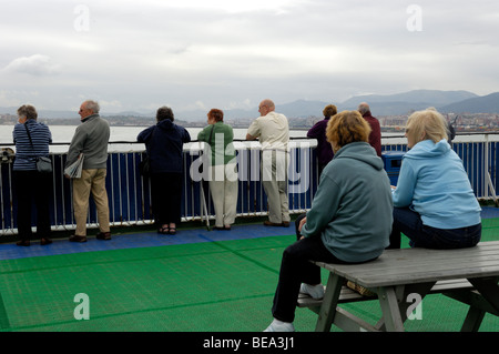 Passagiere am Heck des P & O Fähre "Stolz von Bilbao", wie es, Bilbao, Spanien geht Stockfoto